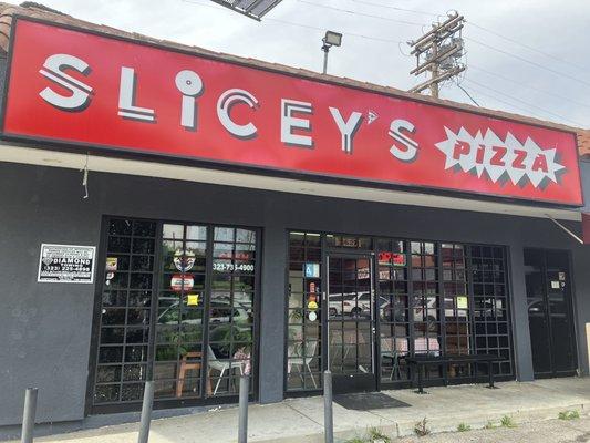 Slicey's Pizza sign