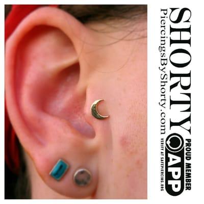 Tragus piercing with 18k yellow gold moon from Anatometal