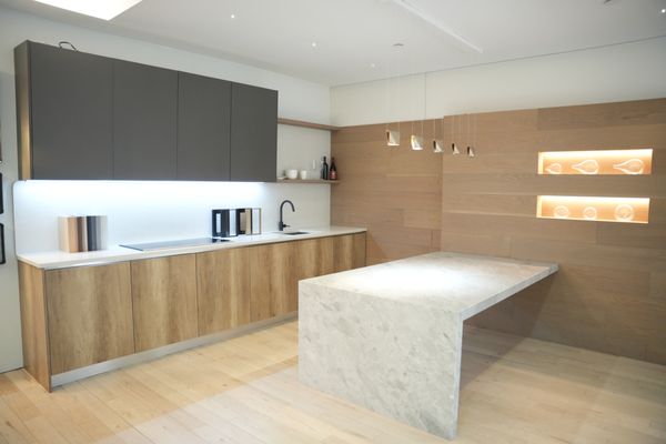 Model kitchen with
- Waterfall island
- Backlit niches
- Pendant lights
- Floating shelves
- Under-cabinet lights