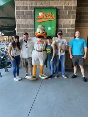 Mascot photo- free & a short line!