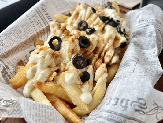 Garlic mayo masala fries