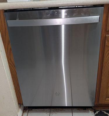 Dishwasher installed! Looks great!