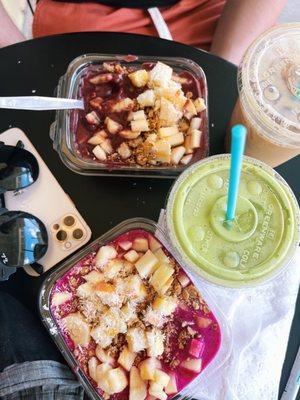 Pitaya bowl and açaí bowl