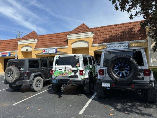 jeep ladies come to have they nail done