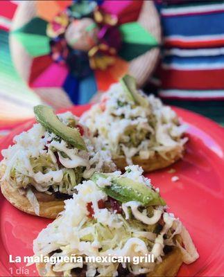 Sopes mexicanos de desherbada , queso , crema, ensalada y aguacate .