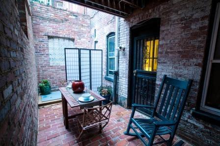 Ivy Mansion Apartment: Zen-like private patio