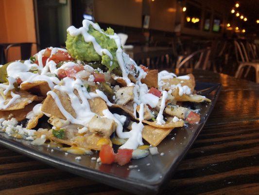 santiago nachos black beans, cheddar & pepper jack, pico de gallo, feta, jalapenos, sour cream, guacamole, marinated grilled chicken.