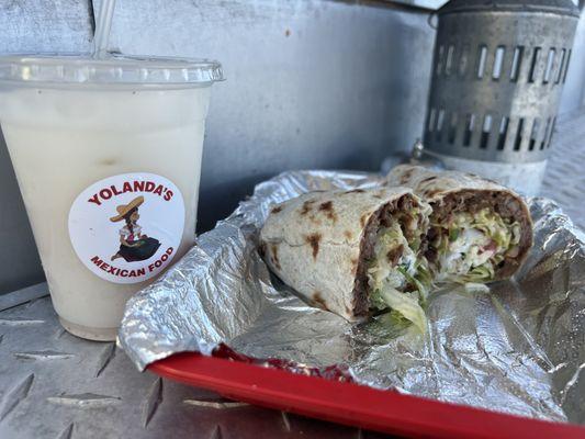 Burrito azada y agua de horchata