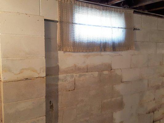 Evaluation of block foundation wall with horizontal cracks.