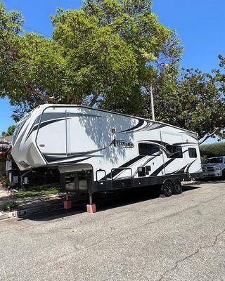 32 ft 5th wheel travel trailer.