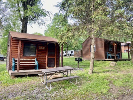 Small rental cabin (no bathroom)