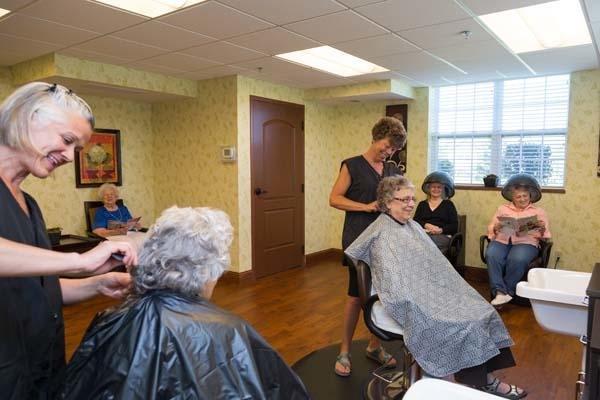 With a large variety of amenities such as our on site beauty salon, barber shop, guest suite, and more - Oak Park Senior Livi...