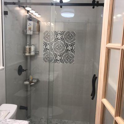 Sliding shower door with black matt Hardware