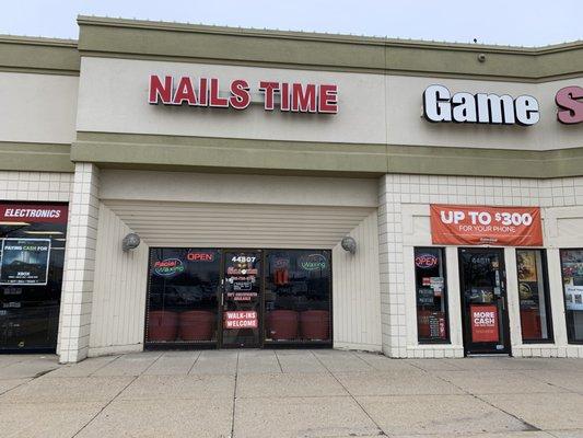 The Front of Deluxe Nails Time Salon