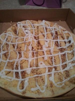 Cinnamon streusel dessert pizza