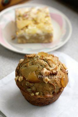 Green Tea Muffin ($3.75) with candied ginger and walnuts. Not very sweet, noticeable green tea flavor. A bit dry/dense.