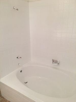 Reglazed tub and walls in bright white