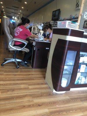 First chair behind counter didn't wash her hands between clients. Look close. Yet another child in salon (screaming and not wearing a mask)