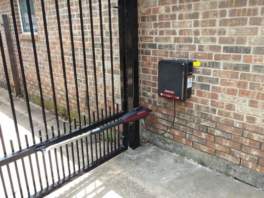 Liftmaster LA-400 Swing Gate in Colleyville, Texas