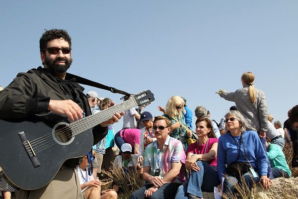 Rabbi Jonathan Cahn leading worship during his 2018 Spring Israel Tour.