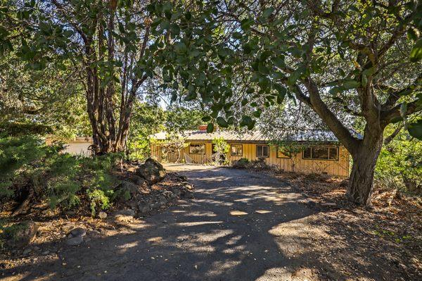 An incredible opportunity in the Orinda Hills. A solid home in need of TLC. The new owner is going to make it gorgeous!