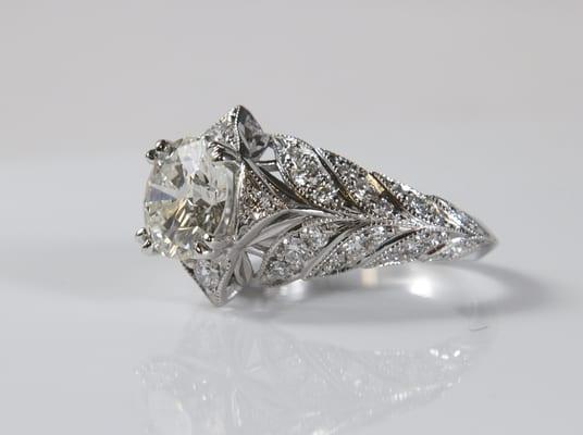 Vintage style leaf design in platinum