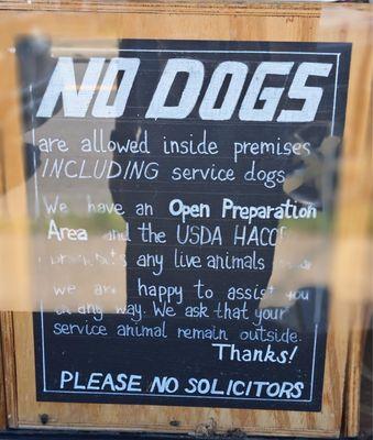 A sign explicitly saying no service animals allowed