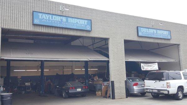 Storefront...tucked along a row of other automotive businesses (10/12/16). #Chatsworth #CarCare #Honda