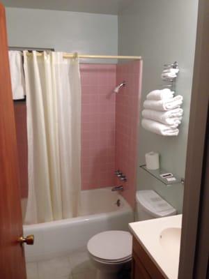 Clean Bathroom, fresh towels, comfortable space