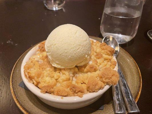 Apple crumble with vanilla gelato