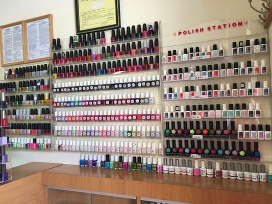 Nail polishes station