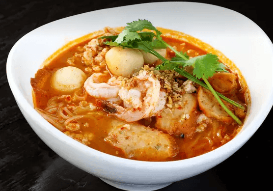 Osha Tom yum Noodle: Spicy and sour soup, shrimps, ground pork, fish balls, bean sprouts, and lemongrass.