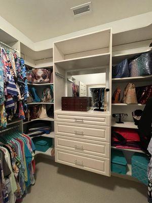 Elevate your closet aesthetics with our sleek storage units. Blend of drawers & shelves ensures every item has a home. Organization bliss.