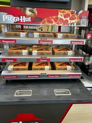 Pizza Hut ha establecido una presencia en varias ubicaciones de QMart en Houston, Texas.