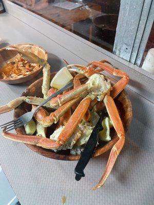 Crab legs and buffalo shrimp, excellent food, friendly service and great place to go for friends seafood outings.