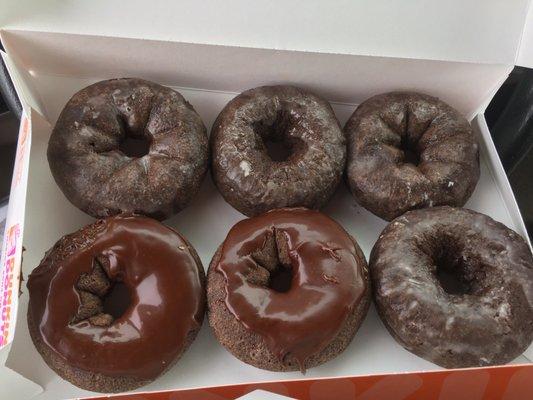 Ordered 4 GLAZED w/chocolate frosting & 2 chocolate CAKE w/chocolate frosting..past 4 orders incorrect...the worst..not going back