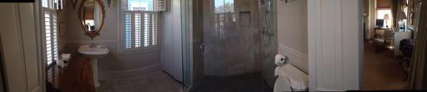 Pano of the bathroom in the Catherine Room