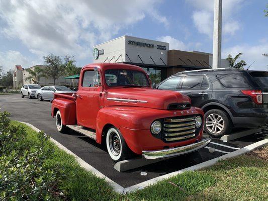 Parking with #miamivintagetrucks