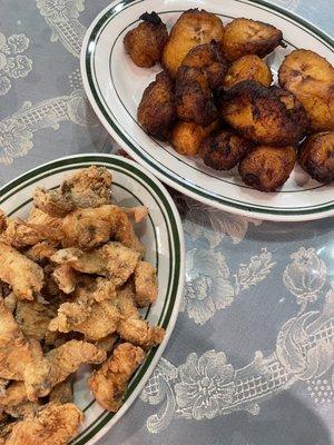 Chicharrones de pollo sin huesos, fried plaintains