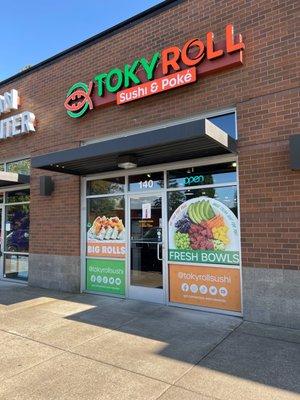 TokyRoll entrance at Vista Place shopping center on Commercial Street SE