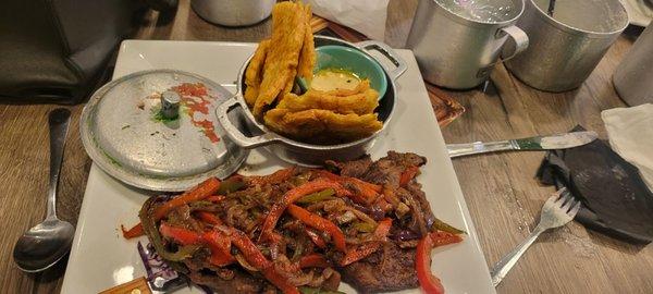 Pepper steak con tostones