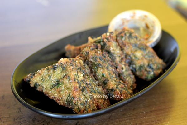 GUI-CHAI-TOD ($5.95) - Fried chive veggie triangle cake served w ginger dipping sauce. Tasty but quite oily.