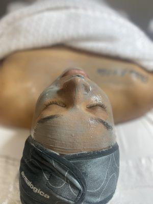 Charcoal mask with neck and shoulder massage