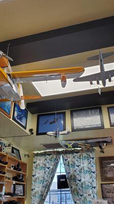 Model planes decor.