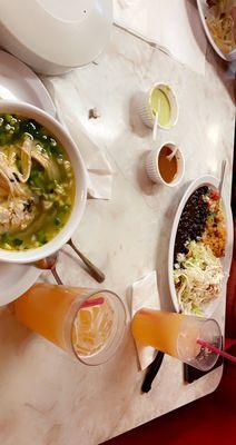 Sopa de pollo, agua de melón, & tacos dorados de pollo