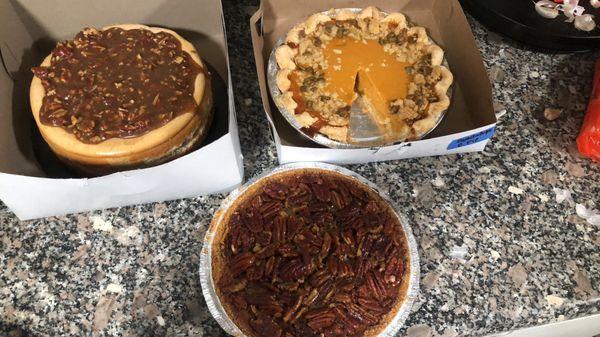 Cheesecake and pumpkin pie