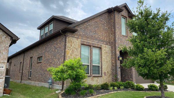 New roof and gutter installation.
Roof: Owens Corning Oakridge (color: Driftwood)