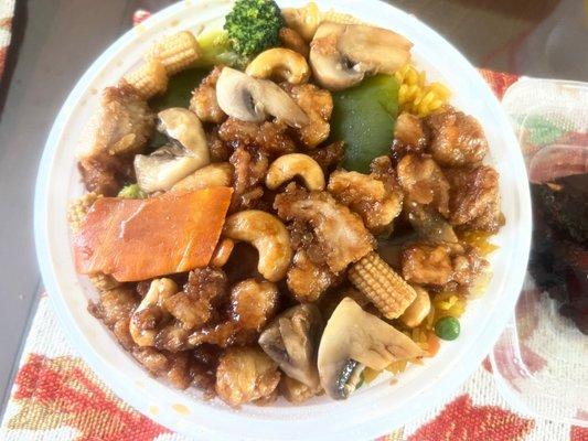 C28. Chicken with Cashew Nuts Combo Plate