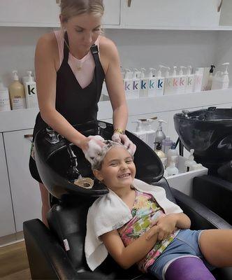 My daughters favorite part of getting her hair done @hairby.anniee