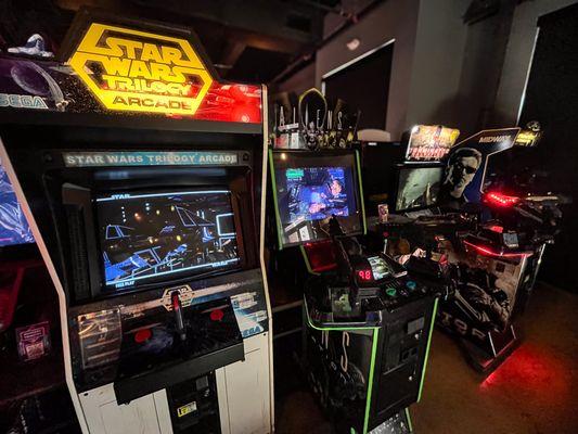 Fusion of retro arcade games from the 70s, 80s and 90s and modern arcade games and pinballs!